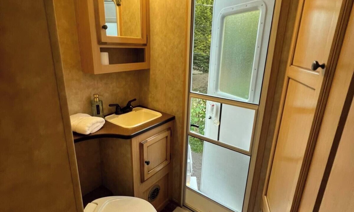 Port Colborne House | Cozy camper