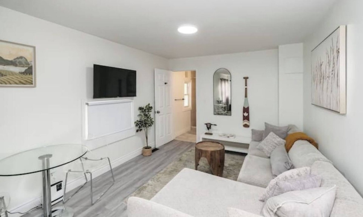 East Windsor Apartment | Cozy, Clean & Bright Suite