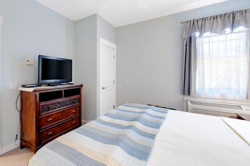Northeast Harbor House | Cozy & Clean Second-Story Suite w/Kitchenette & Free WiFi - Walk to the Harbor