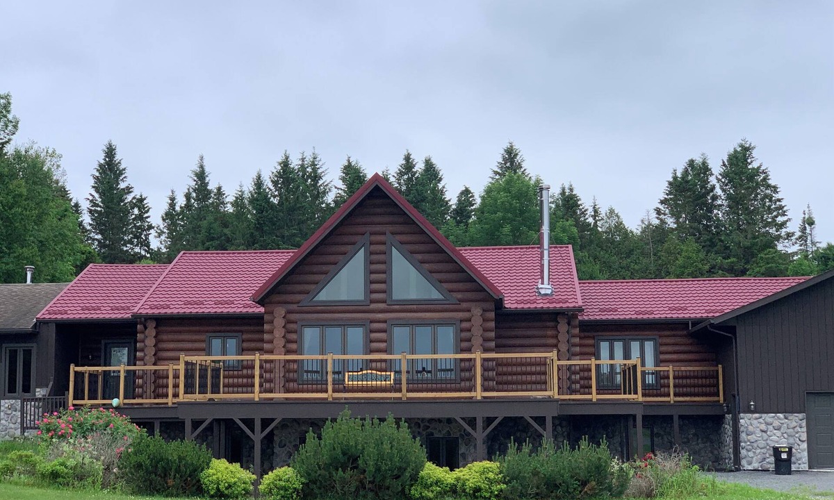 Champlain Ski Chalet | Cozy Crimson Cabin | Chalet w/Glamping in the Backyard and Retro Theme Kitchen!