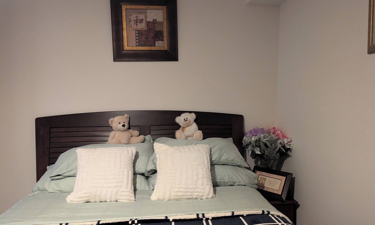 Bowmanville House | Cozy ensuite w/seperate entrance & balcony, 1 minute to grocery and Rotary Park
