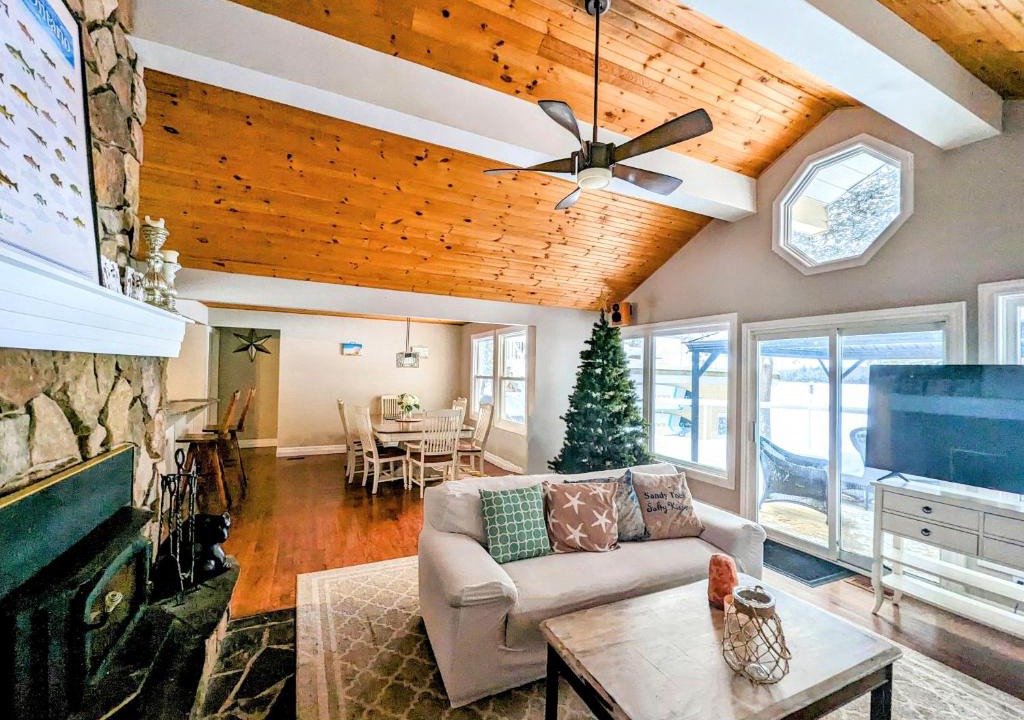 Trent Lakes House | Cozy Escape, Kawarthas Cottage With Sauna