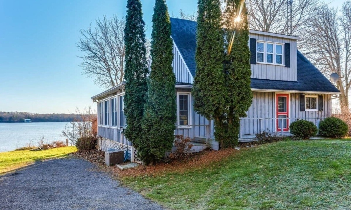 Prince Edward House | Cozy family waterfront retreat recently renovated