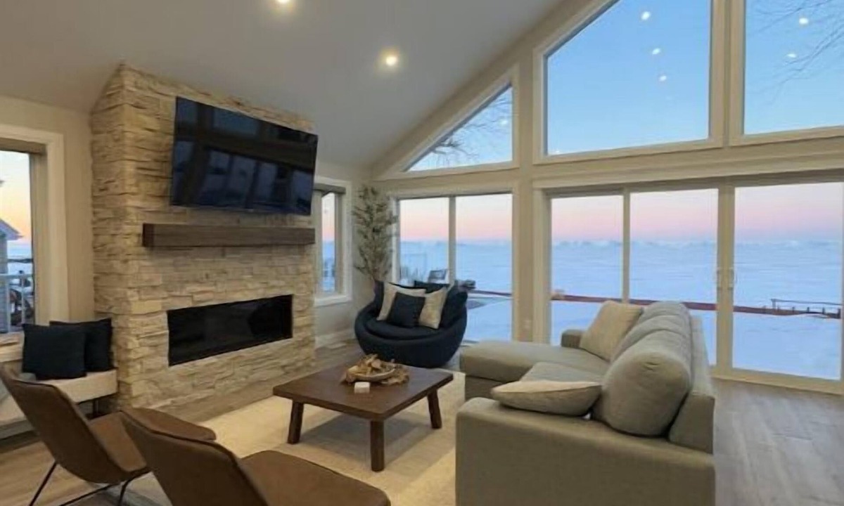 Lakeshore House | Cozy Lakefront Retreat