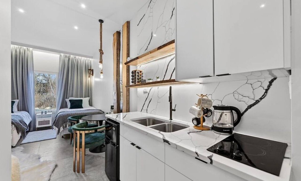 Monroe Apartment | Cozy Modern Studio Near Lake Porch & Fire Pit