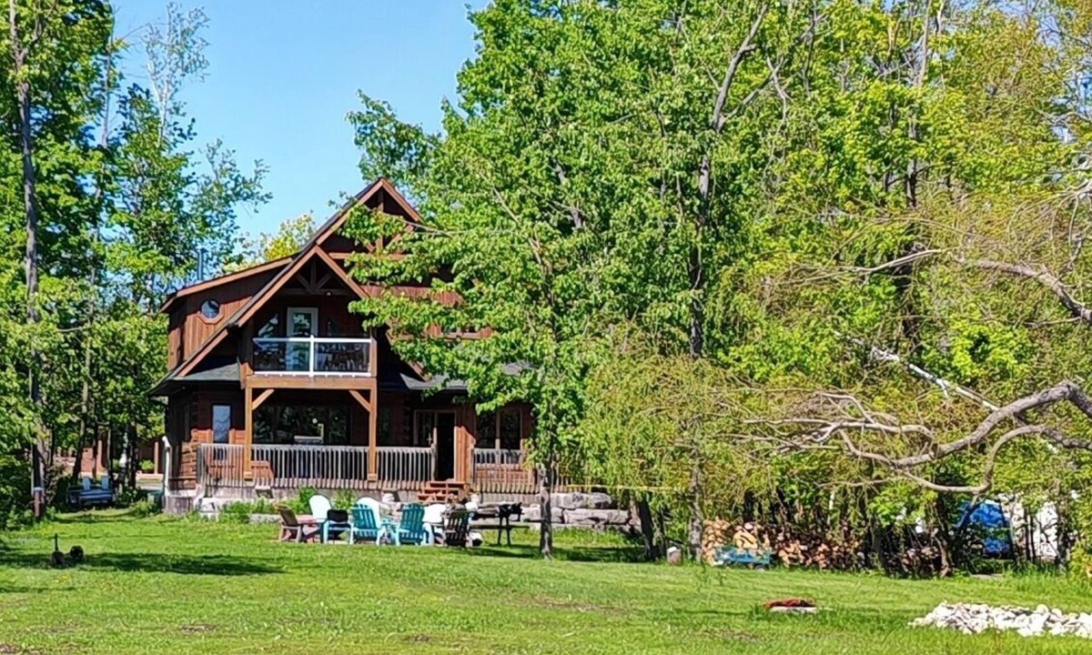 Bobcaygeon Cottage | Cozy Pigeon Lake Cottage