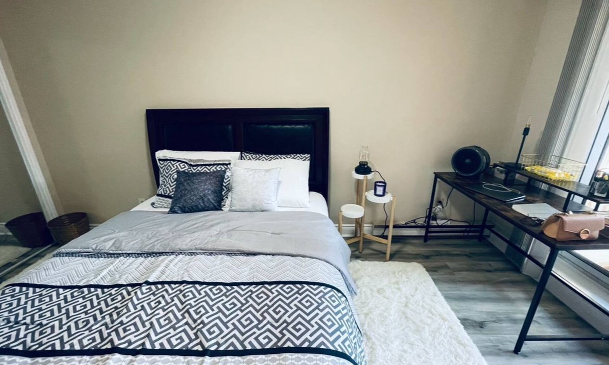 Mississauga House | Cozy Private Room+Balcony - 1' walk to GO train and bus station
