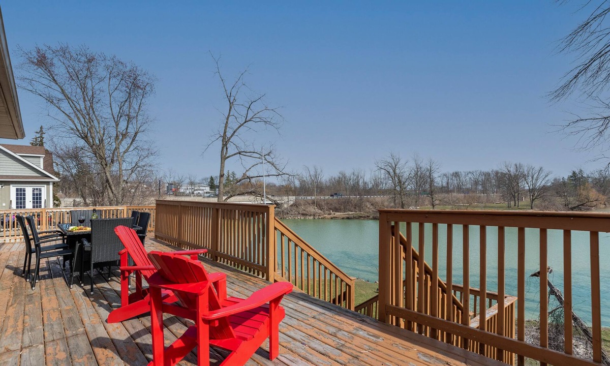 Wellandport Cottage | Cozy Riverside Retreat★Pet Friendly★Sauna★King Bed