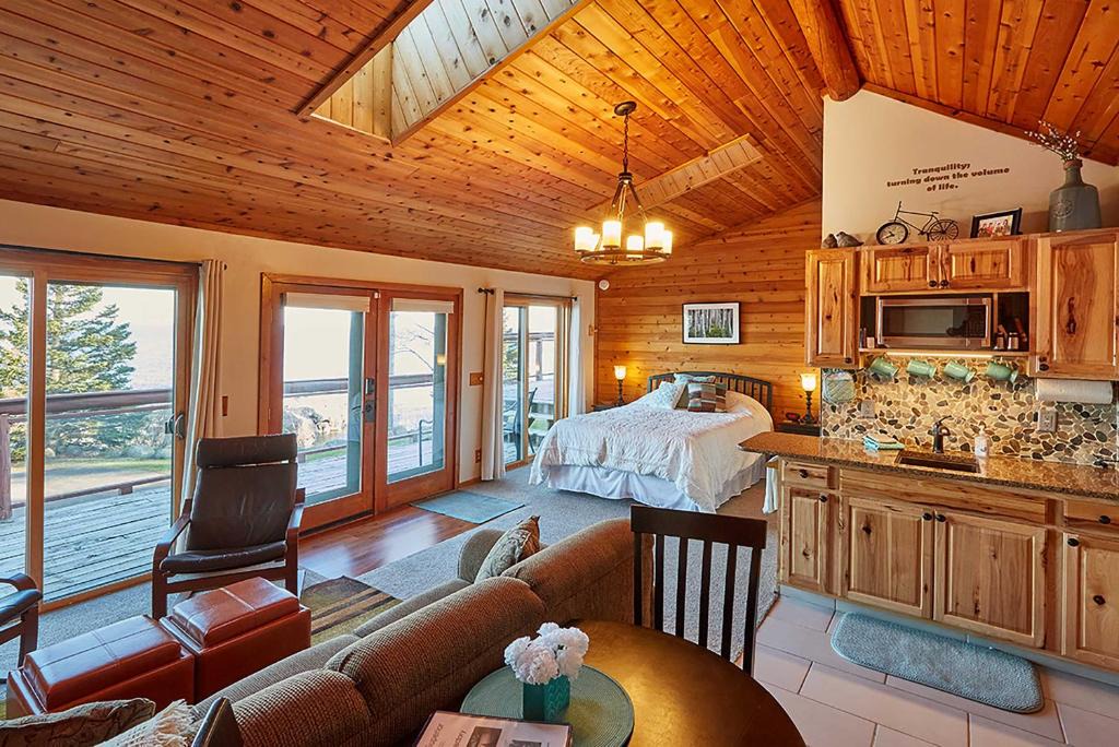 Schroeder Apartment | Cozy Schroeder Studio with Deck on Lake Superior