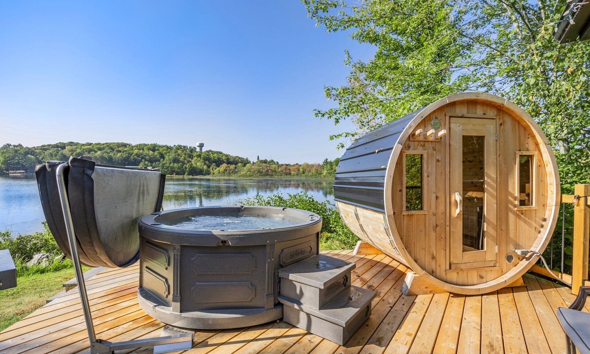 Port Carling Cottage | Cozy Shores, Hot tub and sauna, pet friendly. kayak, boating and golf