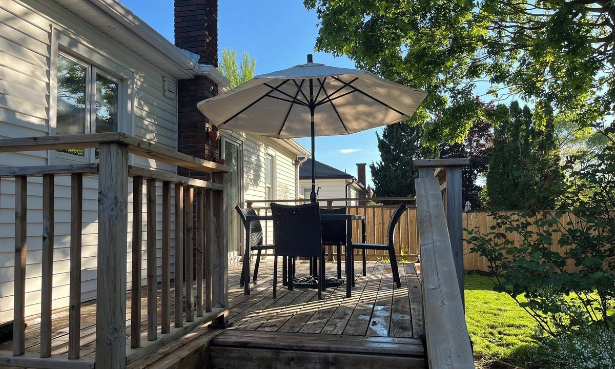 Port Weller West House | Cozy St. Catharines Bungalow: Your Home Away From Home in Niagara Region!