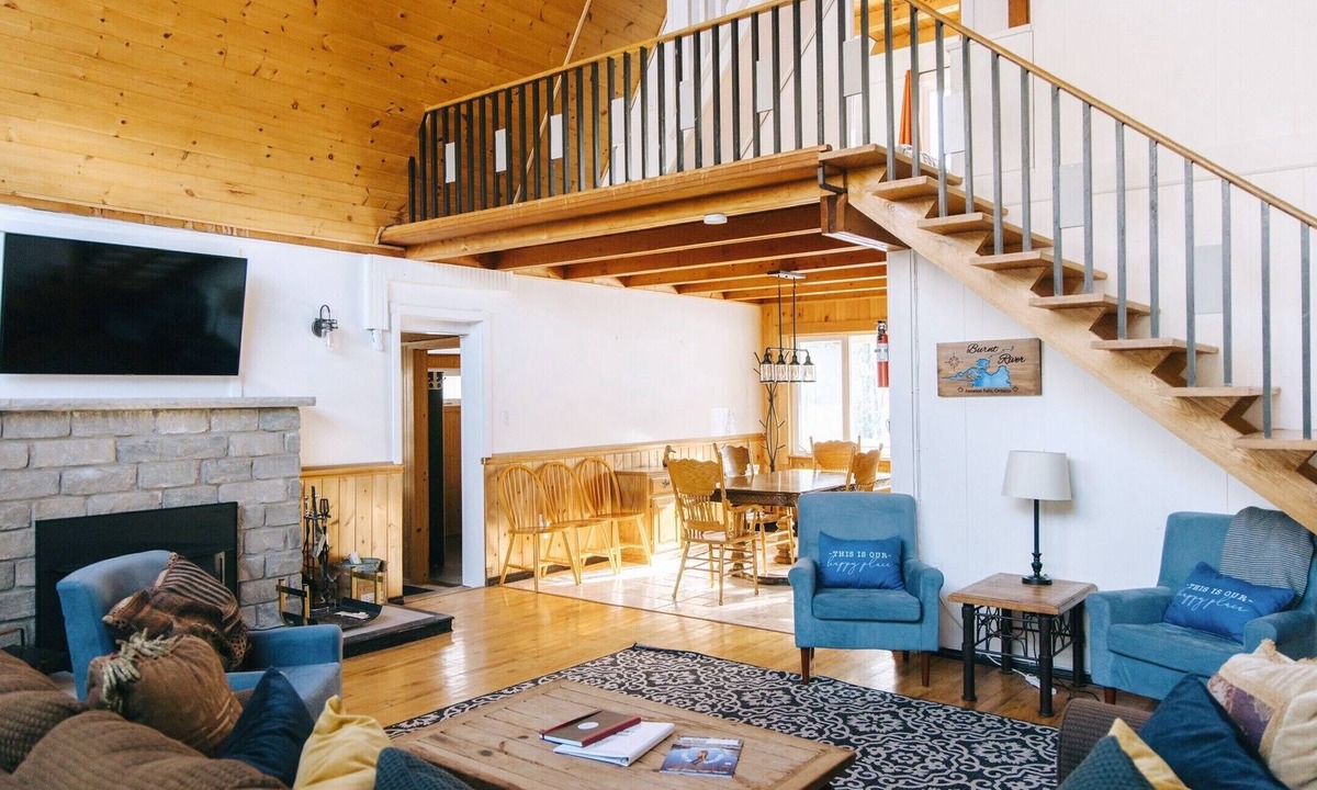 Baddow Ski Chalet | Cozy & Unique 4 Season, Waterfront A Frame Chalet