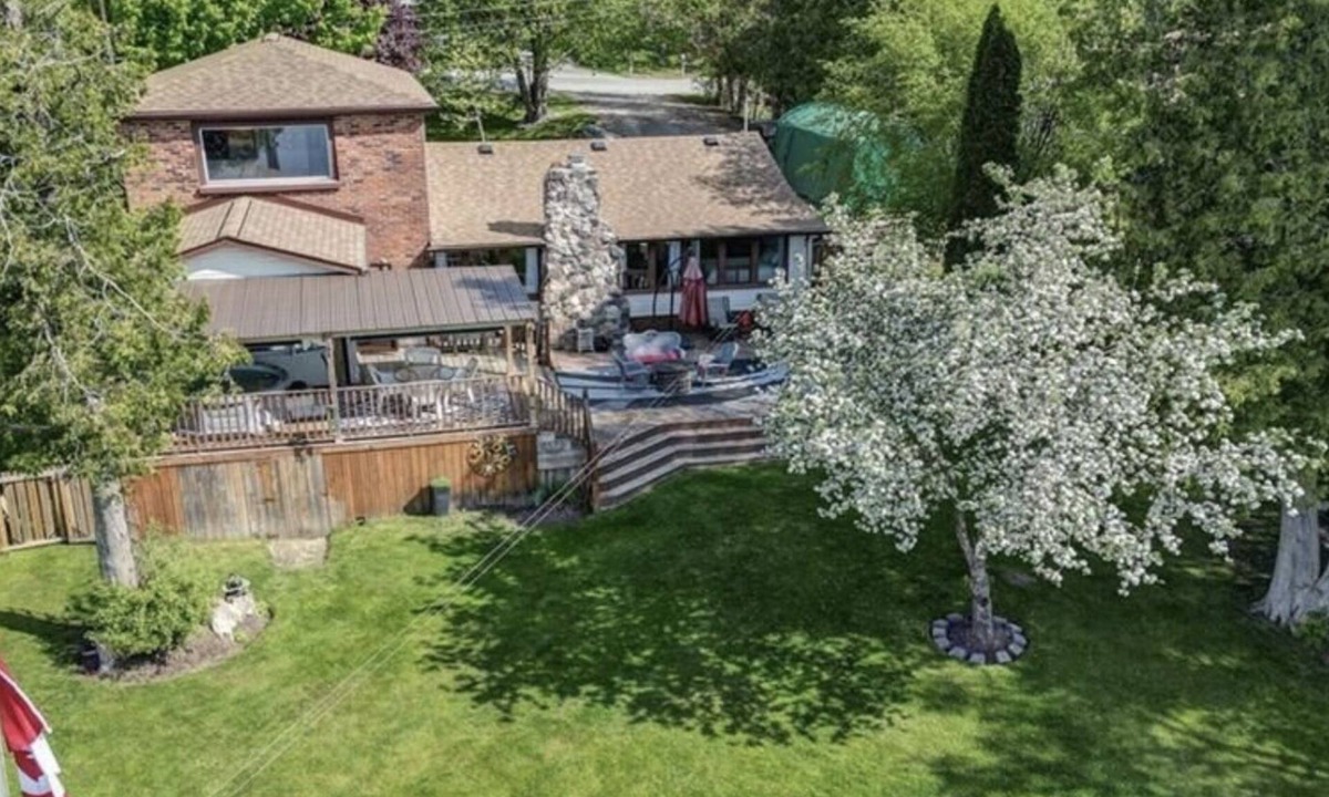 Selwyn Cottage | COZY WATERFRONT COTTAGE ON CHEMONG LAKE, ONLY 1.5HRS FROM TORONTO