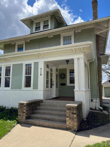 Willmar Apartment | CRAFTSMAN'S MAIN FLOOR with huge DECK!