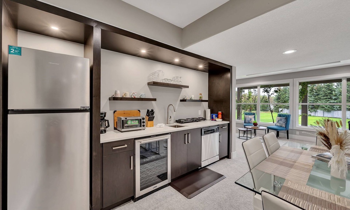 Division No. 11 Apartment | DaVinci - Tranquil 4bdrm Retreat with Pond Access