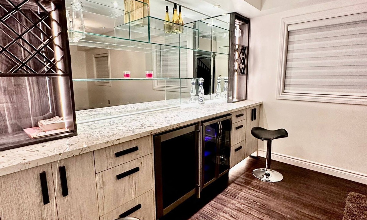 Gateway House | Deluxe Queen in the heart of Heartland