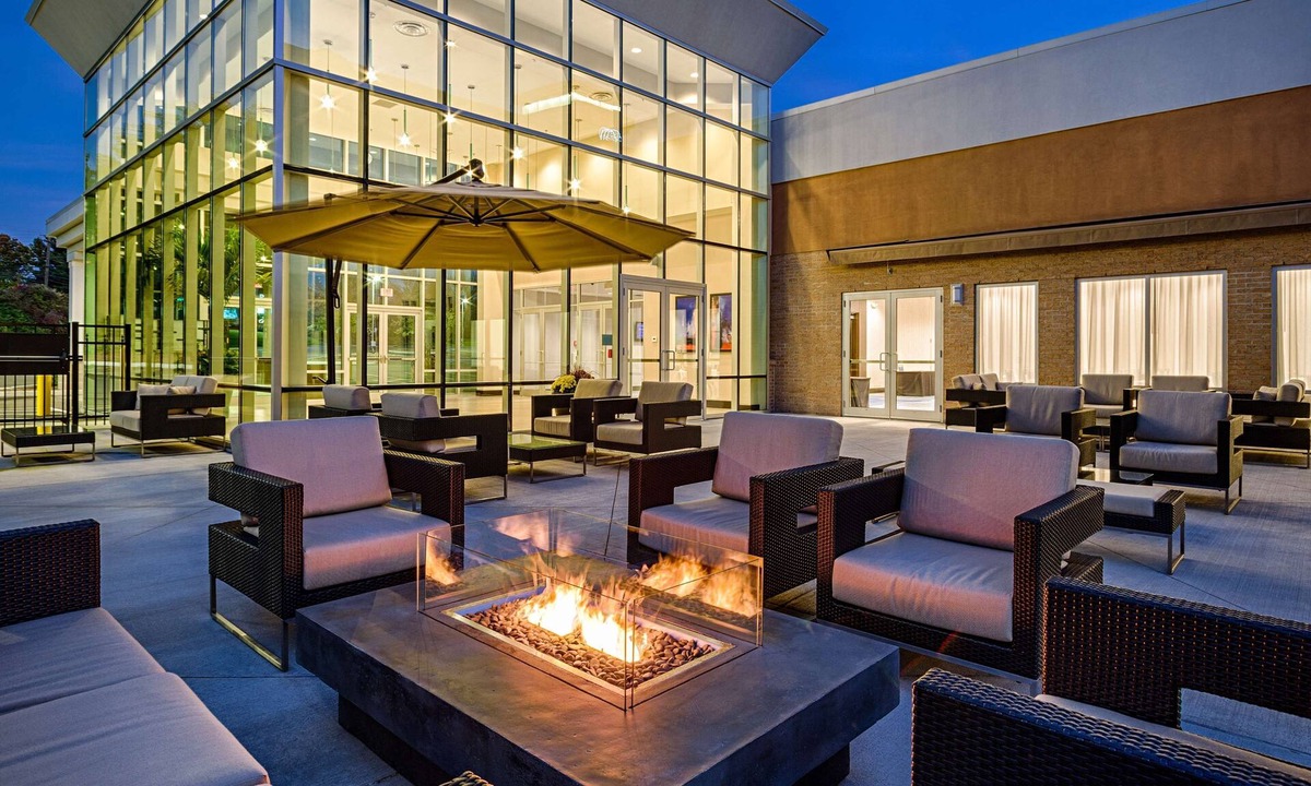 Bristol Hotel | DoubleTree by Hilton Hotel Bristol, Connecticut