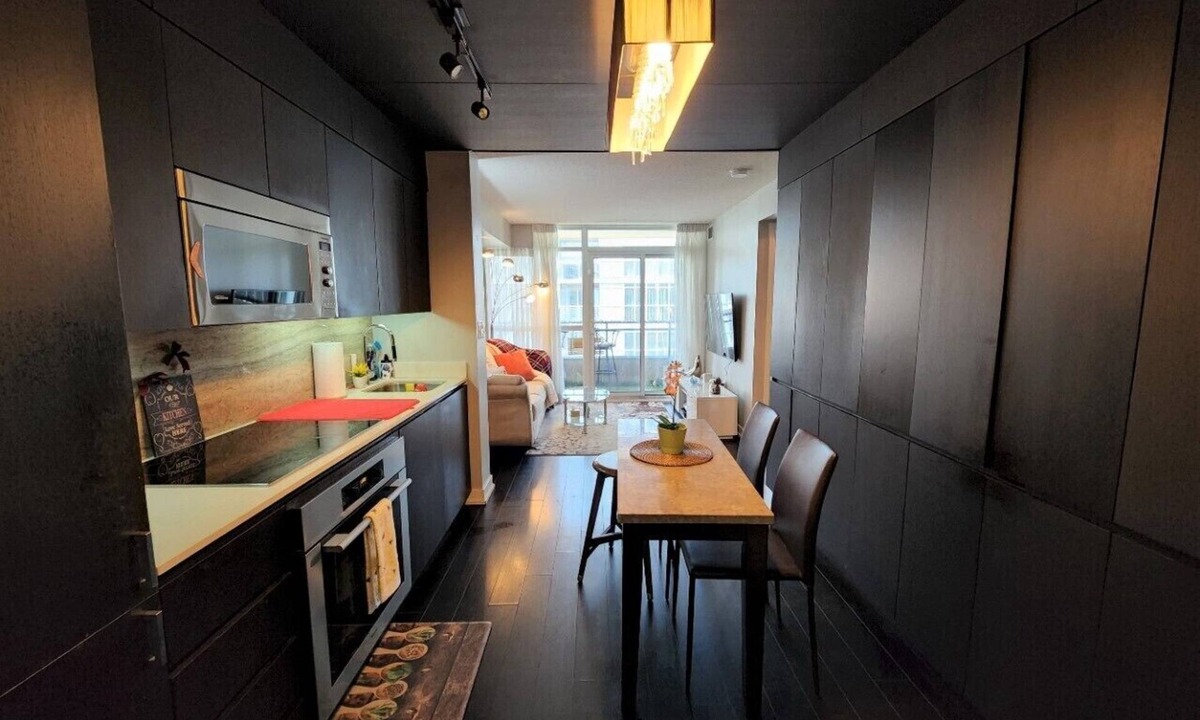 CityPlace Condo | Downtown 2Bd Condo with steps to CN Tower and Lake