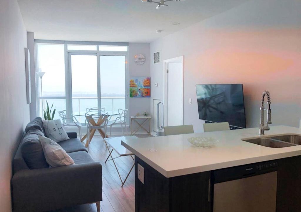 Central Waterfront Apartment | Downtown Apartment with Breathtaking Panoramic Lake View