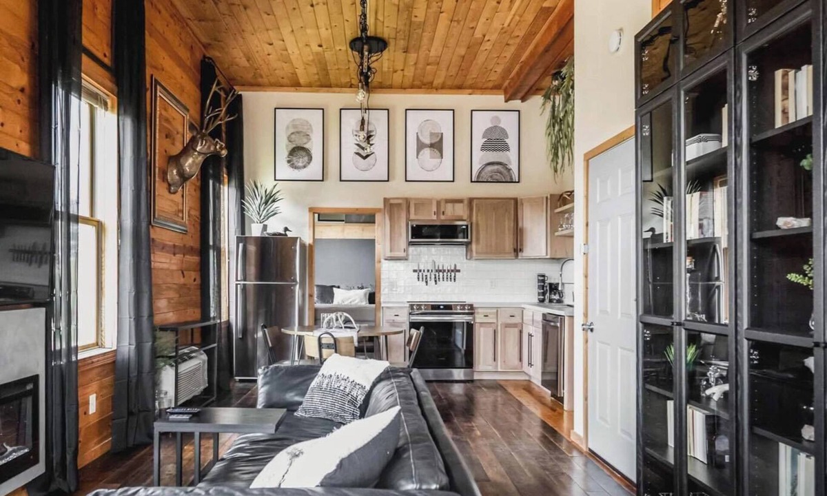 Isle Apartment | Downtown Isle; one block to Lake Mille Lacs beach!