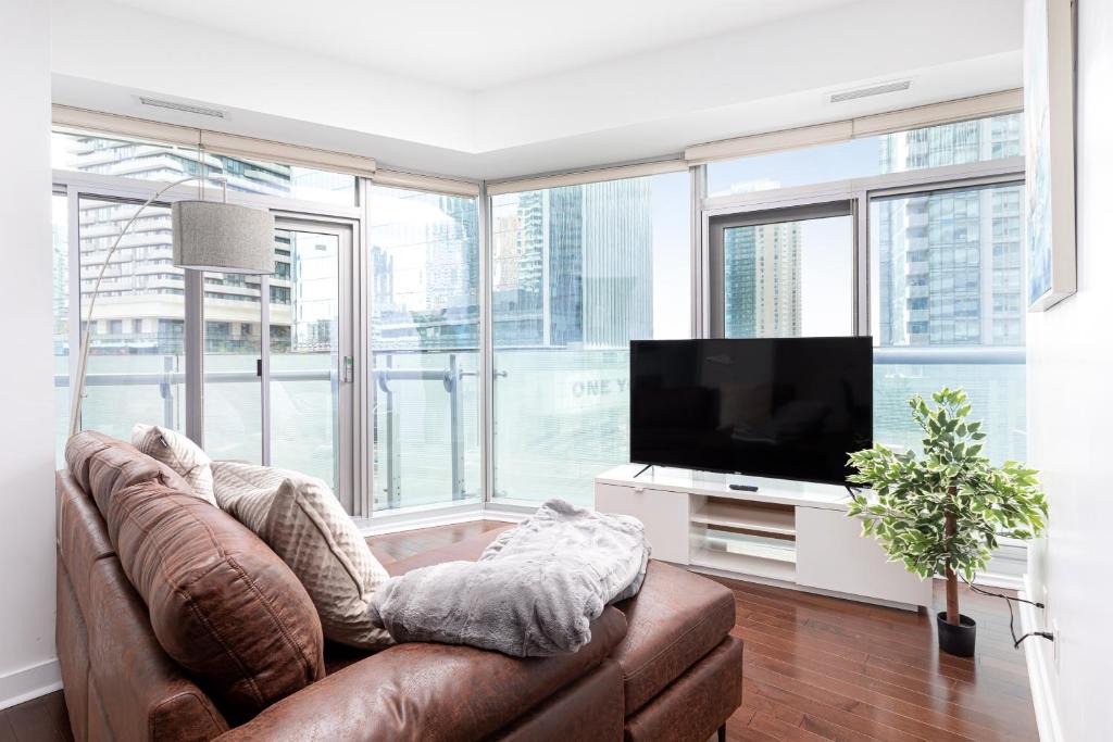 Toronto Entertainment District Apartment | Downtown Toronto condo mins from Scotiabank arena, TIFF, CN TOWER, UNION, MTCC