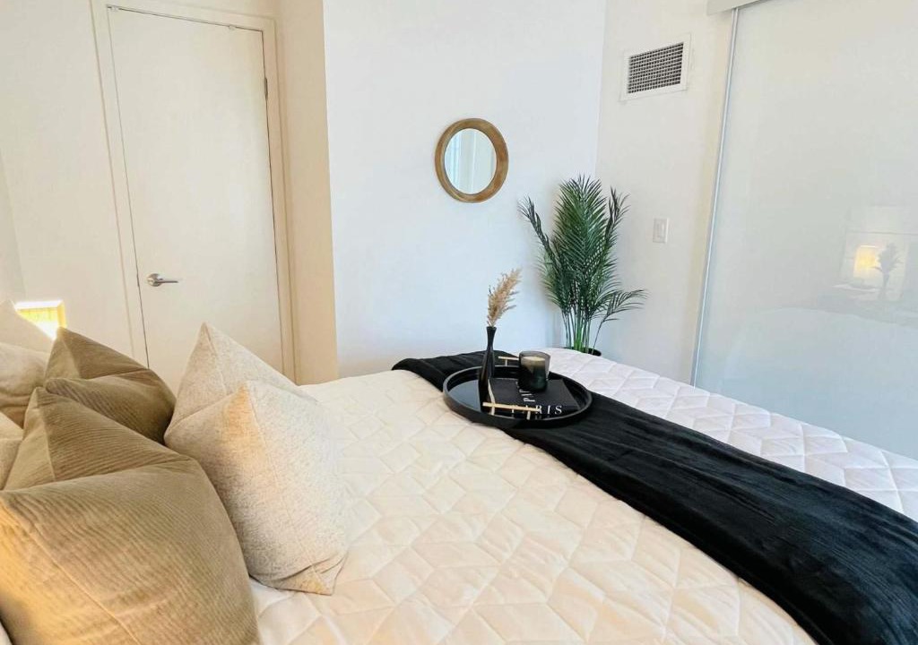 Toronto Entertainment District Apartment | Downtown Toronto Condo near CN Tower