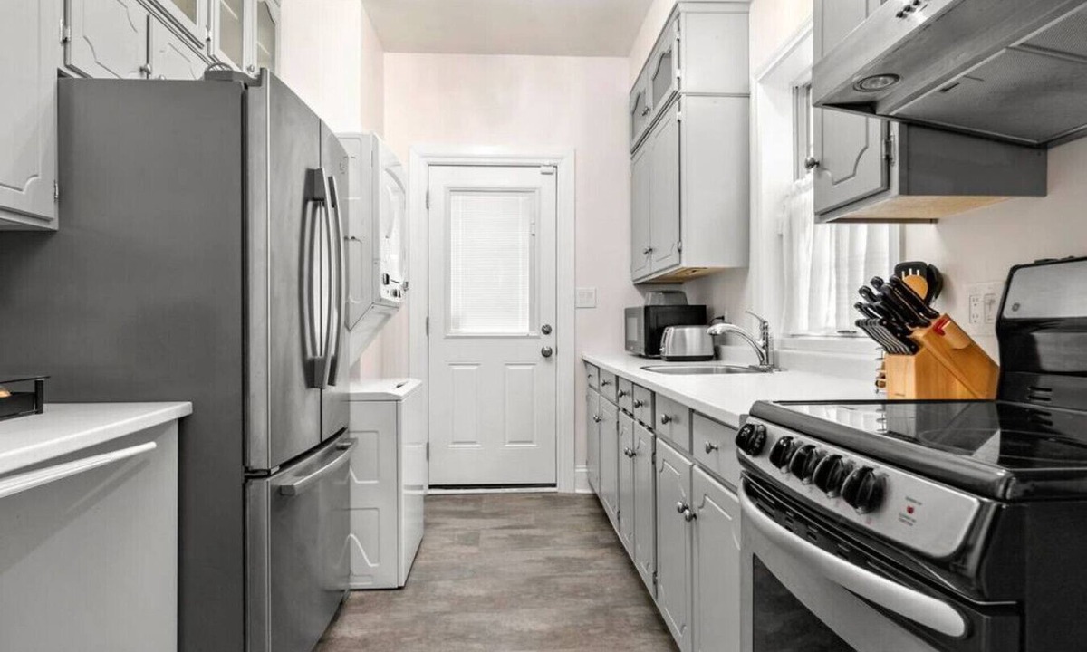 Kingston Apartment | Downtown Victorian townhouse