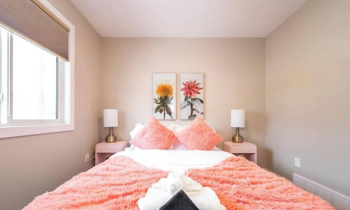 Whyte ave Apartment | Dual-Suite Getaway - Sleeps 12 - Whyte Ave - NFLX