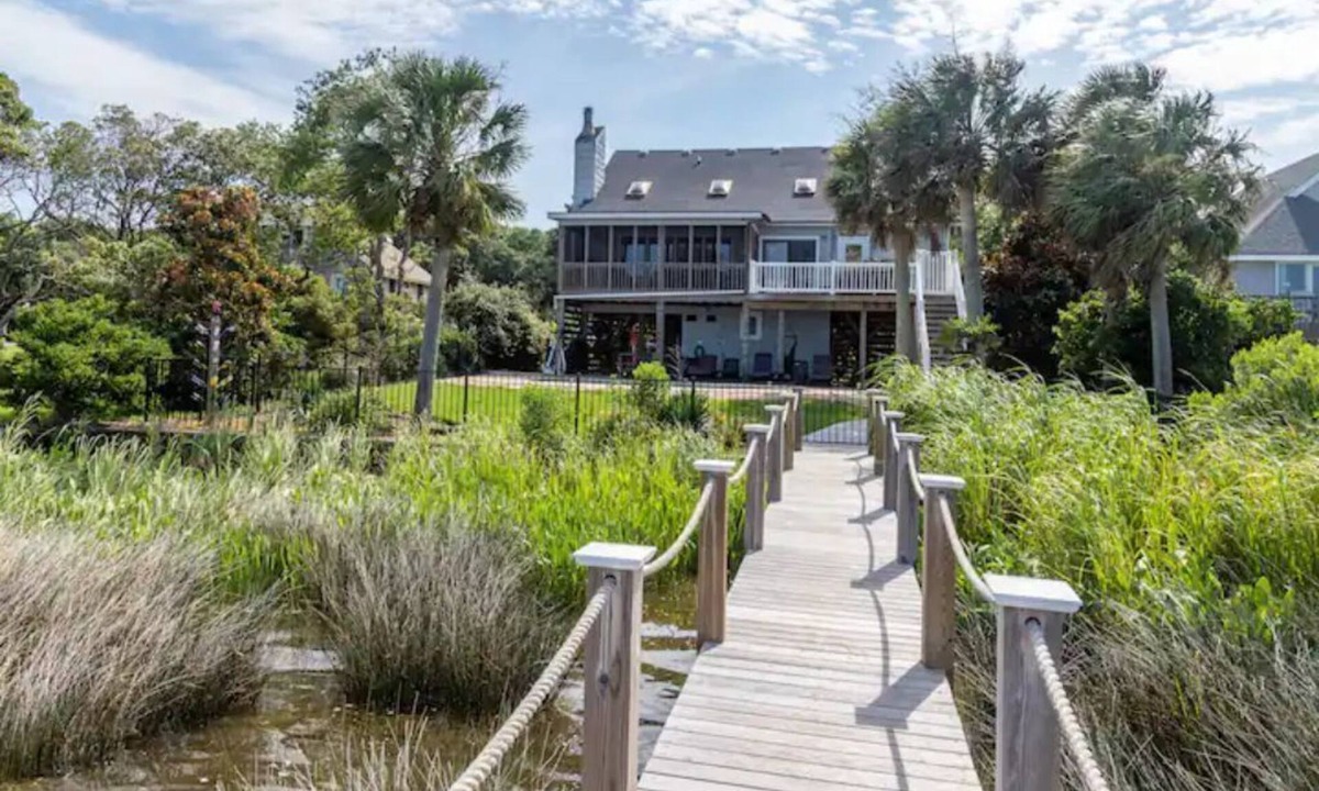 Caffeys Quarters House | DuckUtopia-Pool/HotTub/Private Dock/0.3mi to Beach
