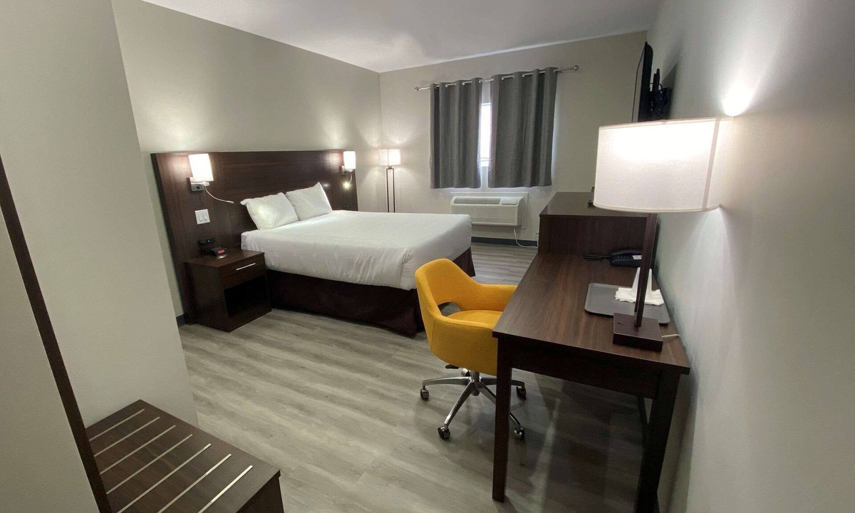 Cochrane Hotel | Econo Lodge