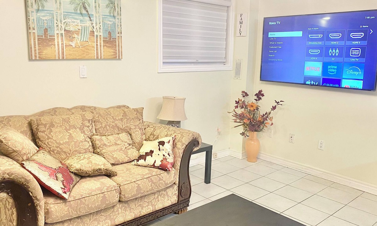 Brampton Apartment | Elegant apartment for a Couple/Business visitors. 1 Bedroom walkout basement.