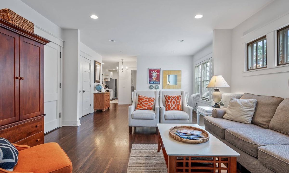 Union Park Apartment | Elegant Flat nestled right off-campus & free parking!