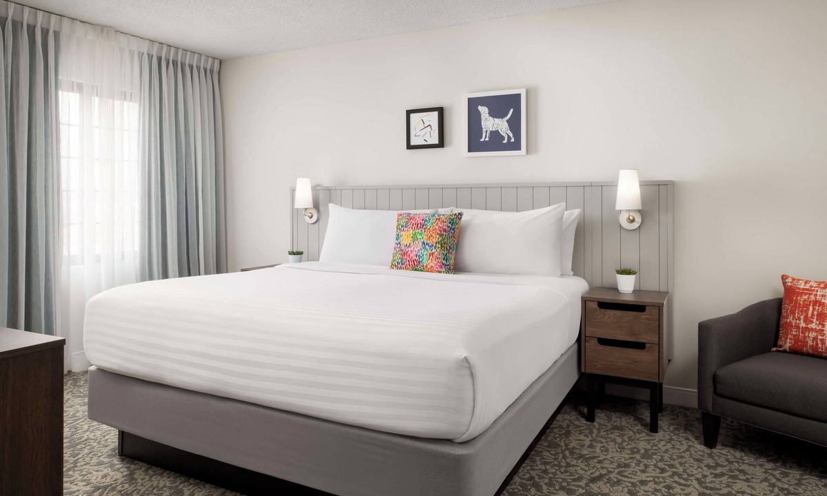 Thornhill Hotel | Enjoy Comfort & Convenience at This Modern Thornhill Suite with Swimming Pool