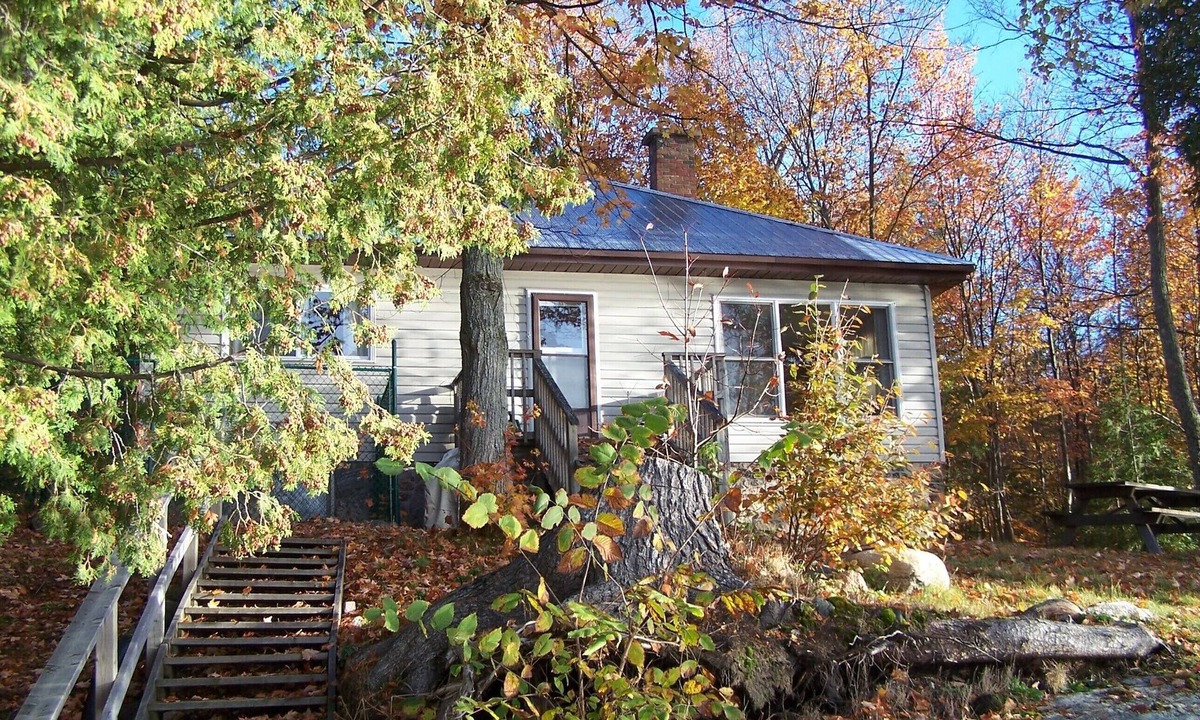 Highlands East House | Enjoy the rugged natural beauty of the Haliburton Highlands, in comfort.
