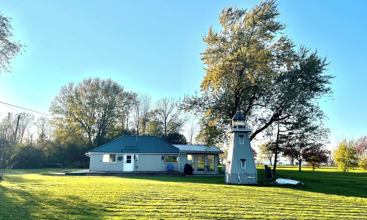 Fort Erie Cottage | Entire house cottage with view of the Niagara River.