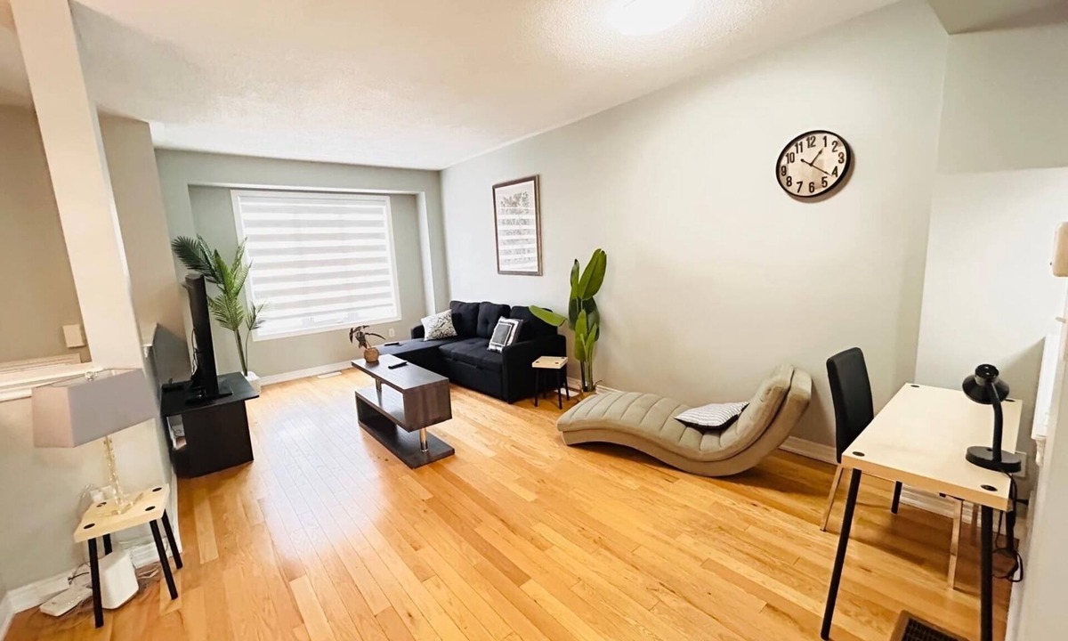 Brampton House | Entire house sleeps upto 12guest+ with parking clean,stylish pet/family friendly