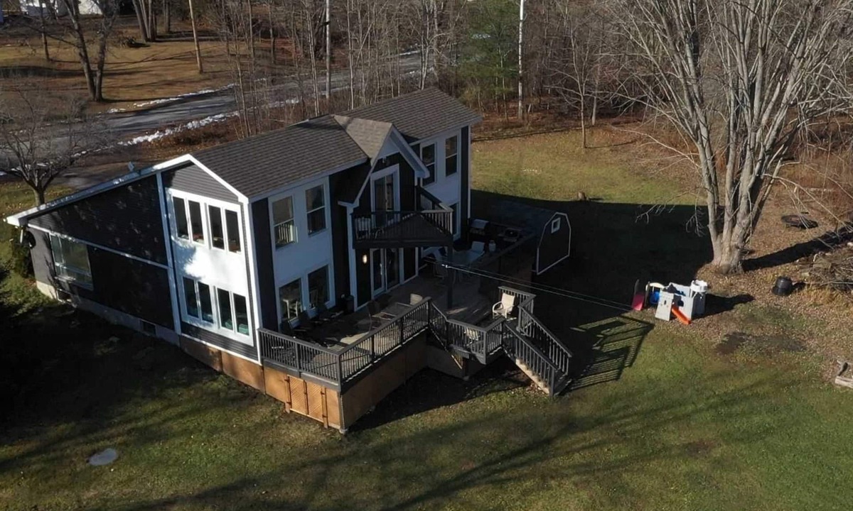 Marmora House | ❤️Entire Luxurious Waterfront Peninsula Cottage - VERY LARGE COTTAGE W/HOTTUB❤️