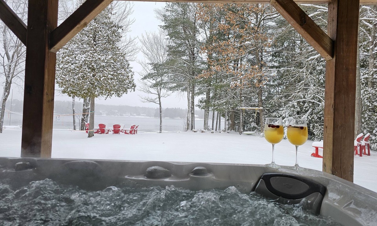Bala Cottage | Escape to the Lake-7bedroom waterfront cottage w/hot tub in Muskoka.