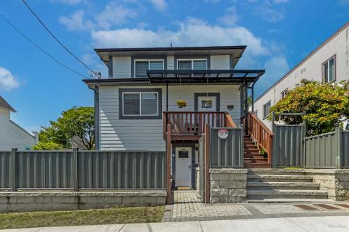 New Westminster House | Executive 2 Bedroom Garden Suite Free Parking - Save on Long Stays!