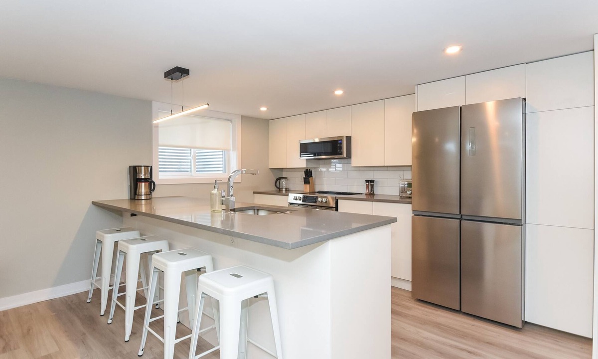 Ottawa Division Apartment | Executive high end 3 bdrm, 3 baths lower apt
