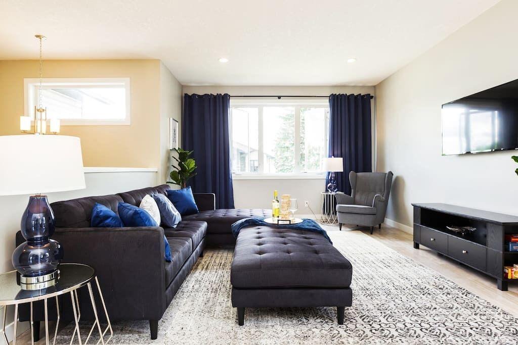 Jasper Place House | ★Executive Home★Garage⚡WiFi & NFLX ★Sanitized✔Long Stays!