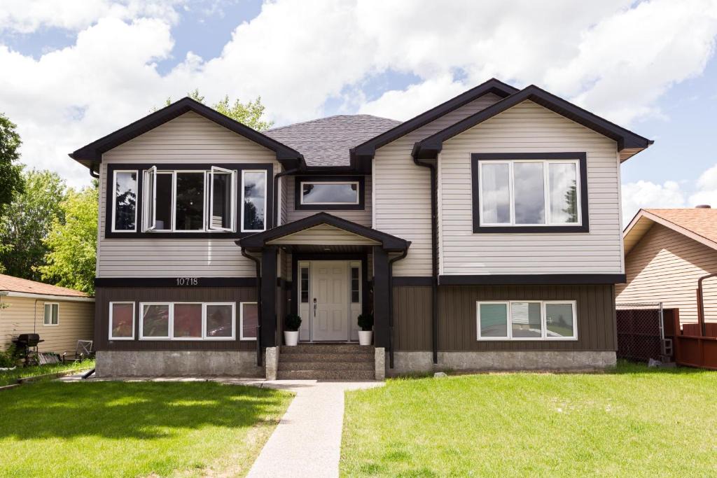 Jasper Place House | Executive Home - Long Stays Welcome - Garage Parking - Free WiFi & Netflix