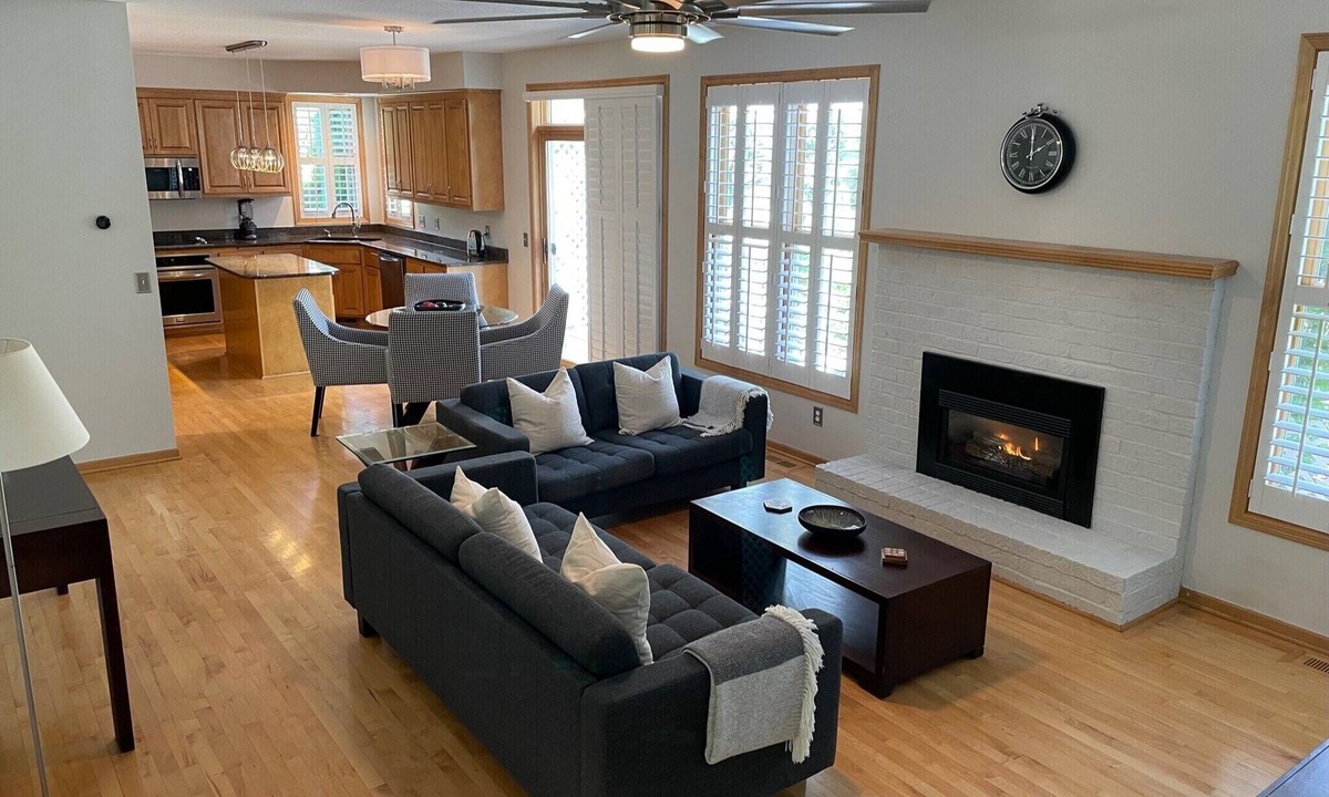 Eagan House | Executive home nearby Twin Cities, MOA, MSP airport, etc.