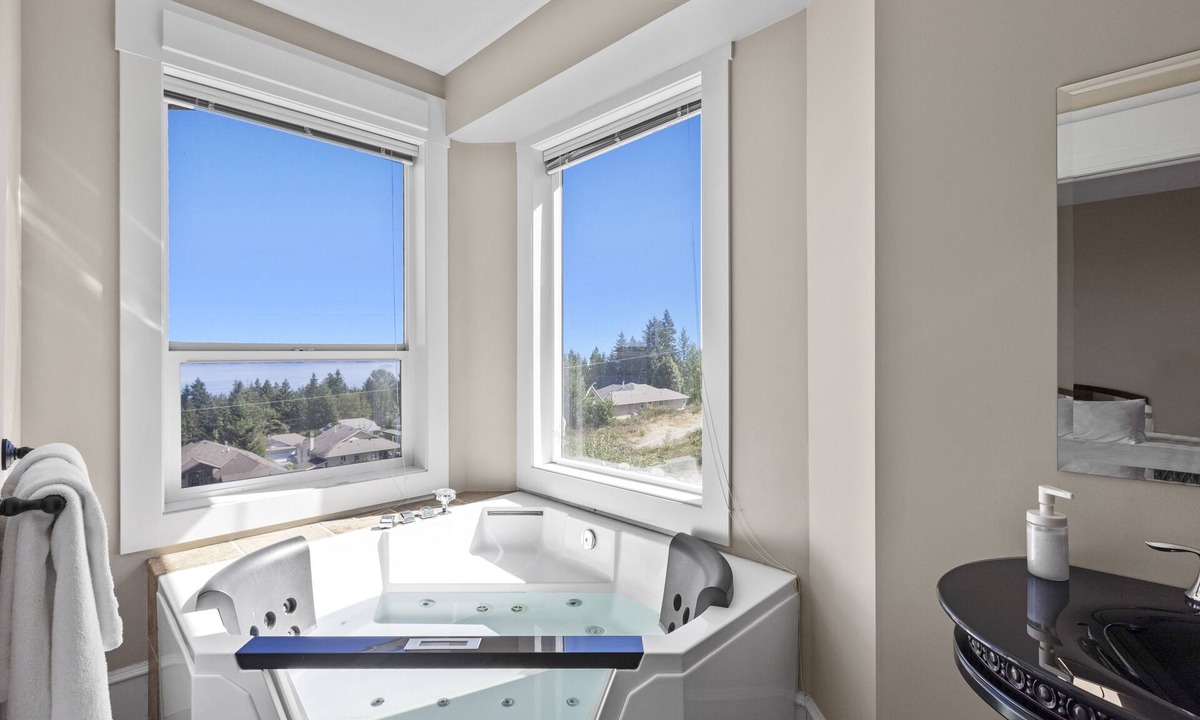 Ladysmith Apartment | Executive Ocean View 2 bedrooms Sleeps 8 | Pet Friendly