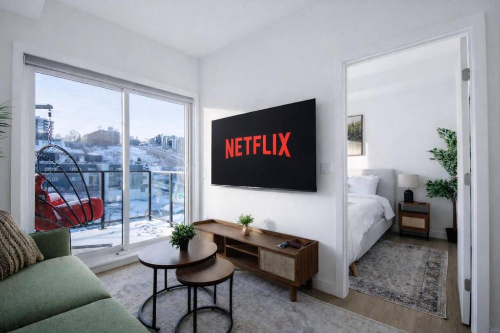 Crescent Heights Apartment | Executive Suite Downtown Skyline View UG Parking