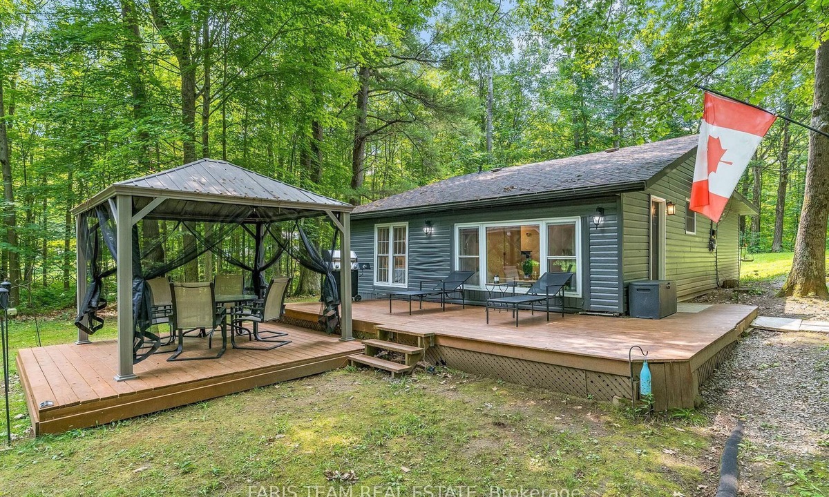 Washago Cottage | Experience True Comfort: Modern Riverfront Cottage in Orillia Country (Washago)