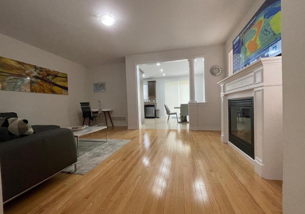 Brampton Apartment | Exquisite 4-Bedrooms Residential Home+Home Feel