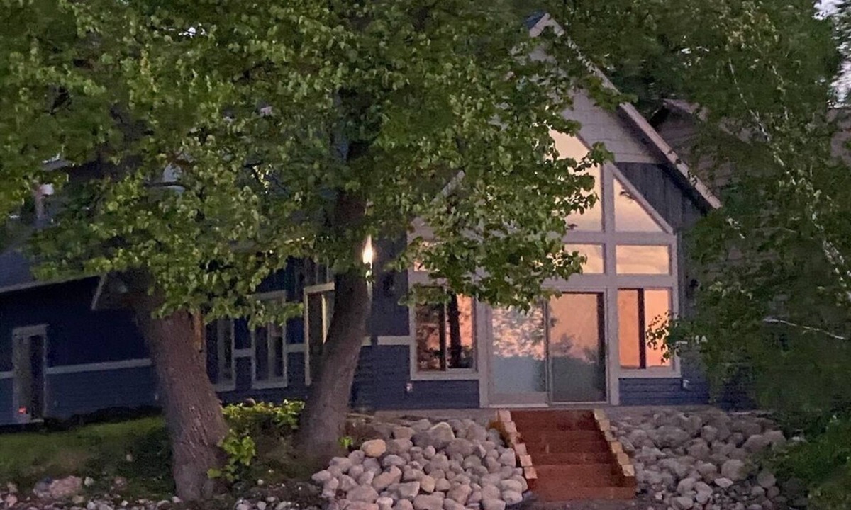 Alexandria House | Exquisite Cottage on Lake Brophy. Lic1971