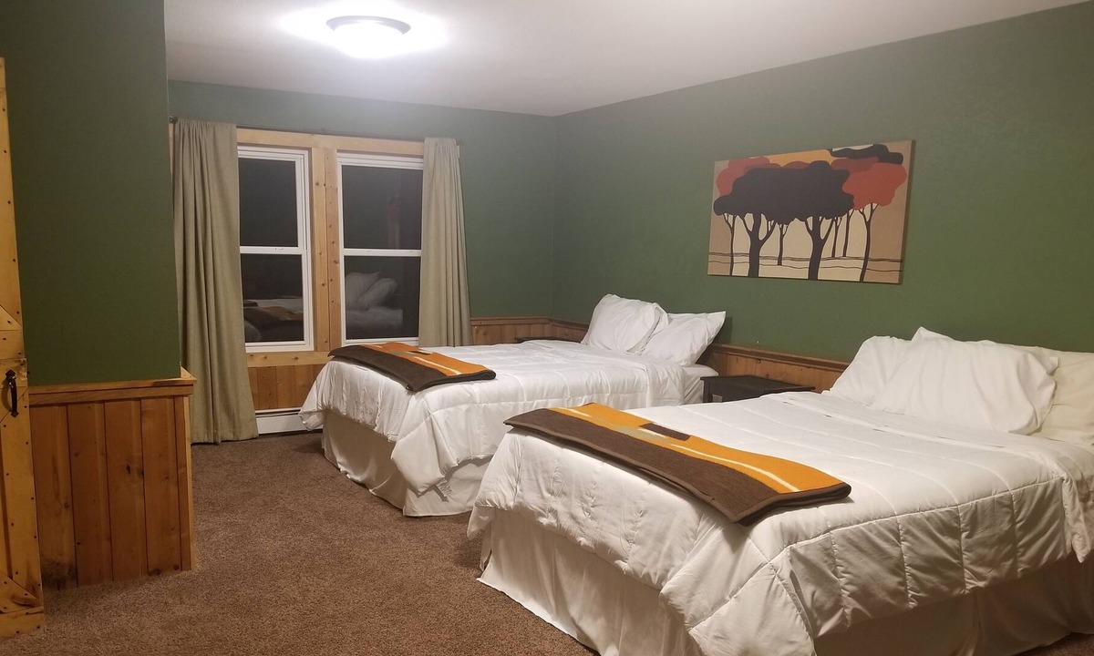 Nevis House | Family Friendly Two Bedroom Next To Paul Bunyan State Forest & Trails