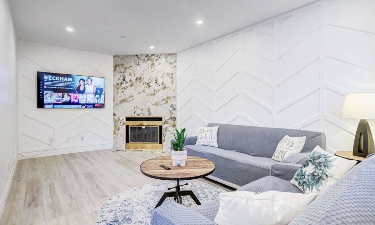 Erin Mills House | Family Lounge: 4BR, Crib & Patio BBQ